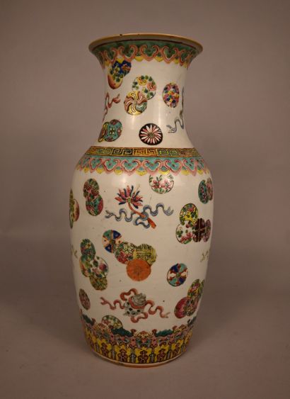 Vase balustre en porcelaine de Canton à décor...