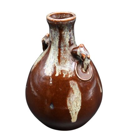 Vase chinois en grès émaillé brun, dynastie...