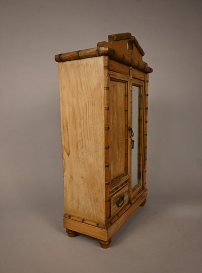 Meuble miniature en bois sculpté imitation...