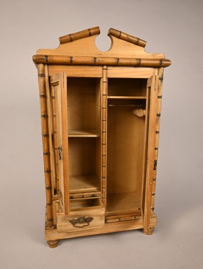 Meuble miniature en bois sculpté imitation...