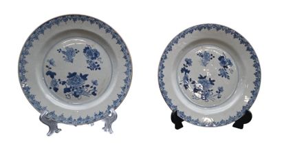 Paire d’assiettes en porcelaine bleu et blanc,...