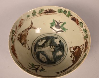 Bol vietnamien en porcelaine à décor polychrome...