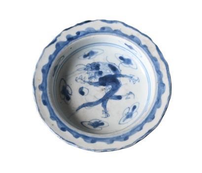 Coupe sur pied en porcelaine bleue et blanche,...