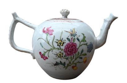 Théière en porcelaine de Chine famille rose,...