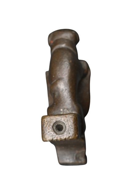 Petite sculpture en bronze – Chien tenant...