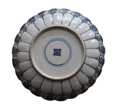 Paire de plats en porcelaine bleue et blanche,...