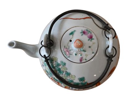 Théière en porcelaine de Chine, famille rose...