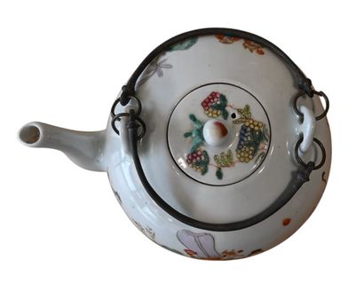 Théière en porcelaine chinoise Famille Rose...