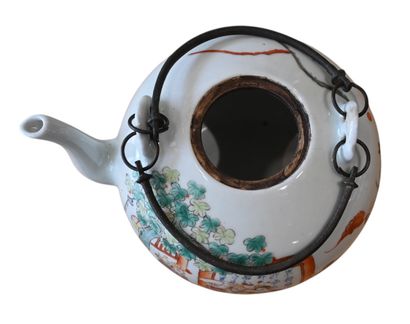 Théière en porcelaine de Chine, famille rose...