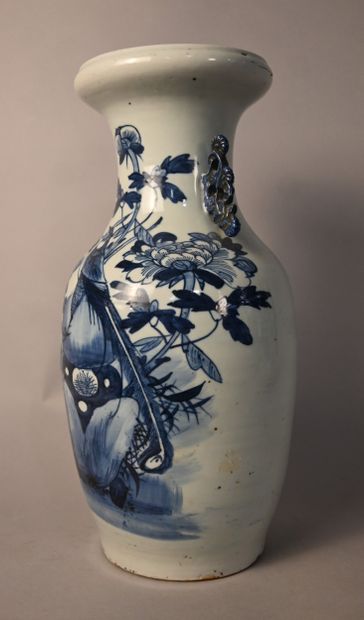 Vase chinois en porcelaine bleu et blanc,...