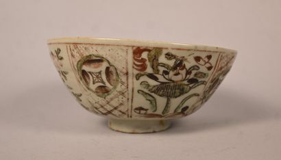 Bol vietnamien en porcelaine à décor polychrome...