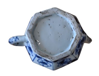 Petite théière octogonale en porcelaine bleue...