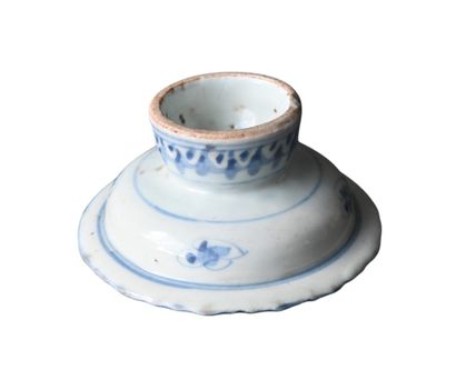 Coupe sur pied en porcelaine bleue et blanche,...