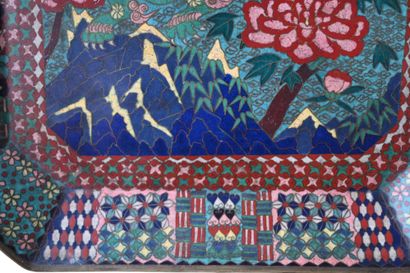 Grand plateau octogonal en émail cloisonné,...