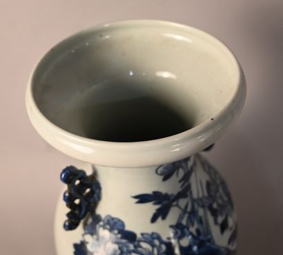 Vase chinois en porcelaine bleu et blanc,...