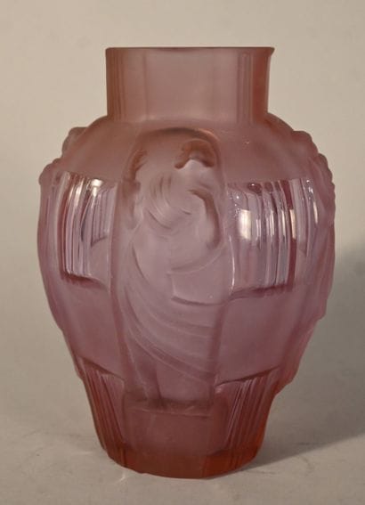 René Lalique – Vase « Ondine » en verre rose
Vase...