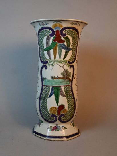 Grand vase balustre en porcelaine famille...