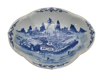Plat ovale en porcelaine bleue et blanche,...