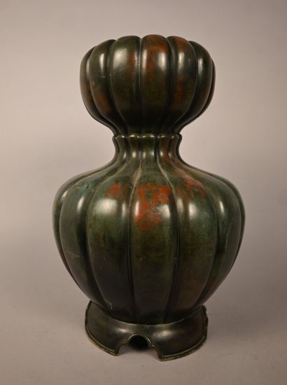 Vase balustre cannelé en bronze patiné, Japon,...