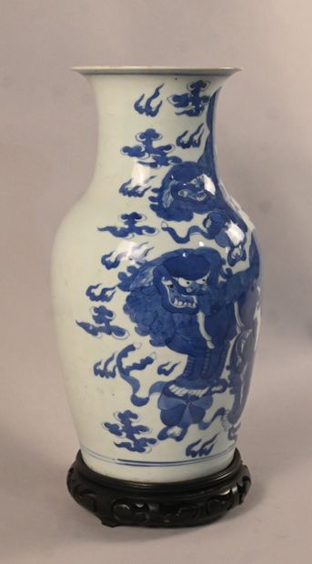 Vase chinois en porcelaine bleu et blanc...