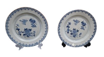 Paire d’assiettes en porcelaine bleu et blanc,...