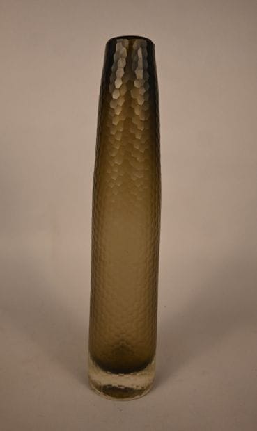 Vase en verre soufflé à décor facetté, dans...