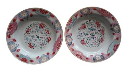 Paire de bols en porcelaine famille rose,...