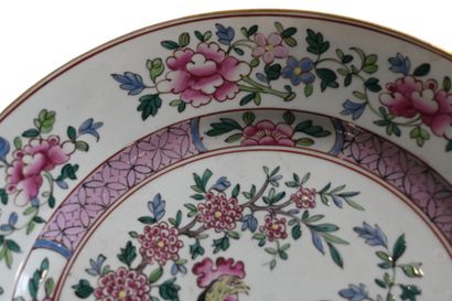 Assiette en porcelaine de Chine, décor famille...