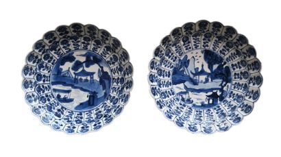 Paire de plats en porcelaine bleue et blanche,...