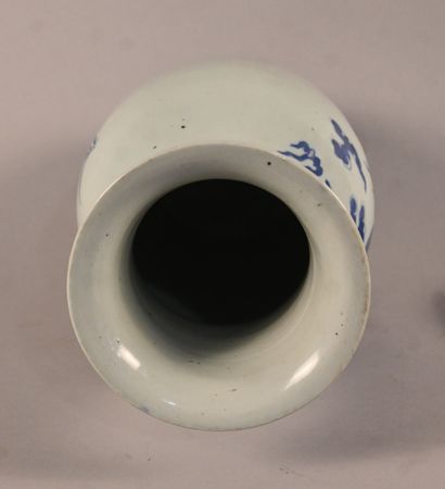 Vase chinois en porcelaine bleu et blanc...
