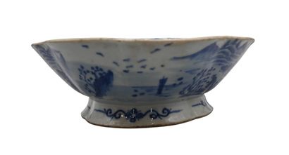 Plat ovale en porcelaine bleue et blanche,...