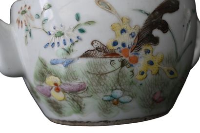 Théière en porcelaine de Chine famille rose,...