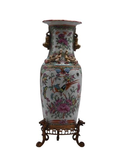 Vase en porcelaine de Canton à monture en...