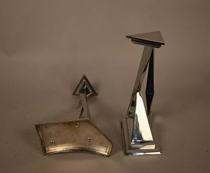 Paire de bougeoirs en metal argenté 'Castor...