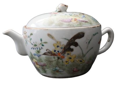 Théière en porcelaine de Chine famille rose,...