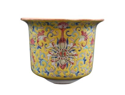 Cache-pot en porcelaine chinoise famille...