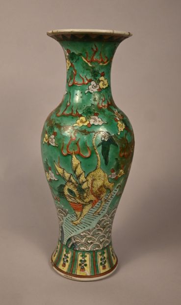 Vase chinois en porcelaine famille verte,...