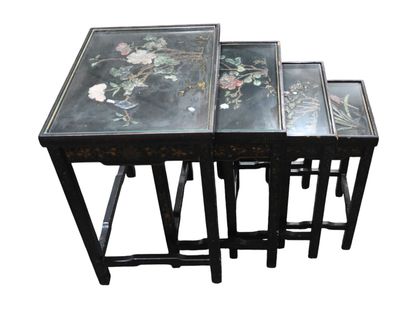 Ensemble de quatre tables gigognes chinoises...