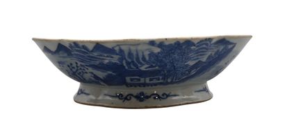 Plat ovale en porcelaine bleue et blanche,...