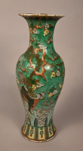 Vase chinois en porcelaine famille verte,...