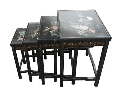 Ensemble de quatre tables gigognes chinoises...