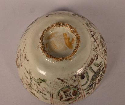Bol vietnamien en porcelaine à décor polychrome...