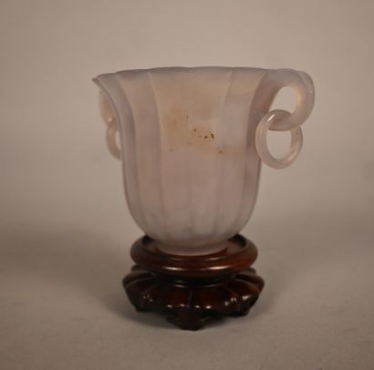 Coupe en agate sculptée à anses annulaires,...