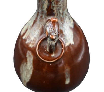 Vase chinois en grès émaillé brun, dynastie...