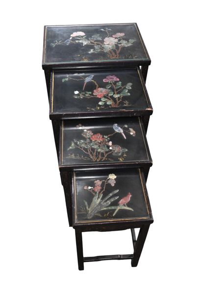 Ensemble de quatre tables gigognes chinoises...