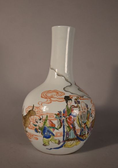 Vase en porcelaine famille rose, Chine, XXᵉ...