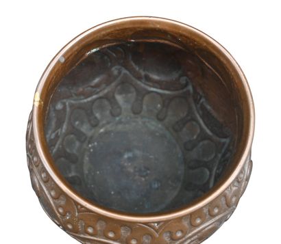 Vase en cuivre martelé signé J. Pearson,...