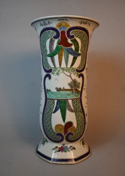 Grand vase balustre en porcelaine famille...