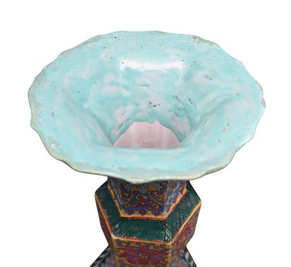 Vase en porcelaine de Chine, forme gu – décor...
