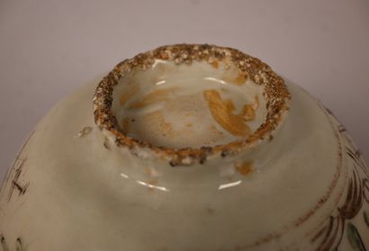 Bol vietnamien en porcelaine à décor polychrome...